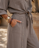 GEMMA | L'ensemble pantalon fendu boutonné sur le côté